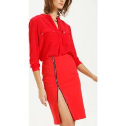 SPÓDNICA REGULARNA DAMSKA GŁADKA. Czerwone spódniczki damskie Top Secret, do pracy, bez wzorów, eleganckie, midi, ołówkowe. W wyprzedaży za 49,99 zł.