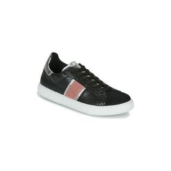 Buty Yurban LAMBONE. Czarne trampki i tenisówki damskie Yurban, bez wzorów, bez zapięcia. Za 349,00 zł.