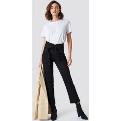 NA-KD Jeansy Paperbag - Black. Czarne spodnie damskie z wysokim stanem marki NA-KD, w paski, z jeansu, z podwyższonym stanem. W wyprzedaży za 97,17 zł.