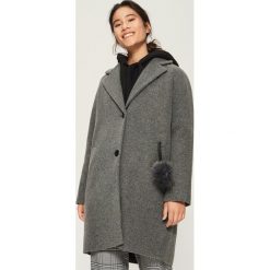 Płaszcz oversize z pomponem - Szary. Szare płaszcze damskie Sinsay, l. Za 179,99 zł.