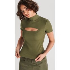 Bluzka z wycięciem - Khaki. Brązowe bluzki damskie Cropp, s, bez wzorów, bez kołnierzyka, bez rękawów. W wyprzedaży za 19,99 zł.
