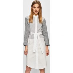 Armani Exchange - Sukienka. Sukienki damskie Armani Exchange, na co dzień, s, w paski, z bawełny, biznesowe, z okrągłym kołnierzem, z długim rękawem, długie, mini, proste. W wyprzedaży za 449,90 zł.