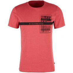 Q/S designed by T-shirt 40.904.32.5310 40.904.32.5310 .4524 CoralRose (rozmiar S). Koszulki męskie Q/S designed by, s, bez wzorów, bez kołnierzyka. W wyprzedaży za 30,00 zł.