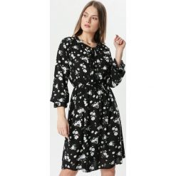 Czarna Sukienka Faeglen. Czarne sukienki damskie Born2be, na imprezę, s, w kwiaty, z materiału, klasyczne, bez kołnierzyka, z długim rękawem, długie, midi, rozkloszowane. Za 69,99 zł.