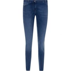 Jeansy Slim Fit Persona by Marina Rinaldi Ilaria 1181220. Niebieskie jeansy damskie Persona by Marina Rinaldi, bez wzorów, z elastanu. W wyprzedaży za 409,00 zł.
