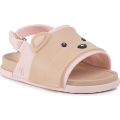 Sandały MELISSA - Mini Melissa Beach Slide Sanda 32749 Pink/Beige 50739. Różowe sandały dziewczęce Melissa, z tworzywa sztucznego, bez zapięcia. Za 289,00 zł.