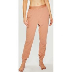 Calvin Klein Underwear - Spodnie. Różowe spodnie damskie Calvin Klein Underwear, s, z elastanu. W wyprzedaży za 219,90 zł.
