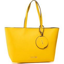 Torebka CALVIN KLEIN - Ck Must Shopper Md Cav K60K606649 ZA2. Żółte torby damskie na zakupy Calvin Klein, bez wzorów, ze skóry ekologicznej, klasyczne, bez dodatków. W wyprzedaży za 559,00 zł.
