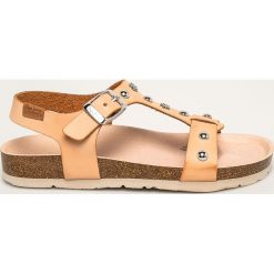 Pepe Jeans - Sandały dziecięce Bio Studs. Pomarańczowe sandały dziewczęce Pepe Jeans, z jeansu, na klamry. W wyprzedaży za 199,90 zł.