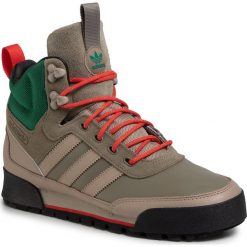 Buty adidas - Baara Boot EE5531 Trakha/Tracar/Cblack. Zielone półbuty męskie Adidas, na co dzień, bez wzorów, z zamszu, bez zapięcia. W wyprzedaży za 319,00 zł.
