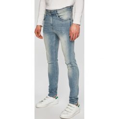 Guess Jeans - Jeansy Chris. Niebieskie jeansy męskie Guess Jeans, m, z aplikacjami. W wyprzedaży za 239,90 zł.