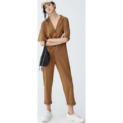 Kombinezon typu worker z lejącej tkaniny. Szare kombinezony damskie marki Pull&Bear, z tkaniny. Za 139,00 zł.