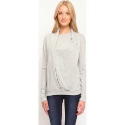 BLUZKA DŁUGI RĘKAW LUŹNA. Szare bluzki damskie Top Secret, bez wzorów, z dzianiny, eleganckie, bez kołnierzyka, z długim rękawem. W wyprzedaży za 39,99 zł.
