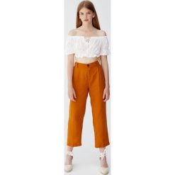 Lniane spodnie z guzikiem. Spodnie damskie Pull&Bear. Za 55,90 zł.
