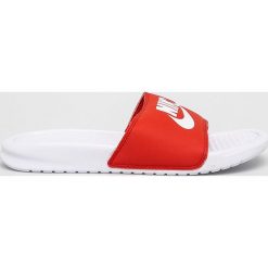 Nike Sportswear - Klapki Benassi Just Do it. Białe klapki damskie Nike Sportswear, bez wzorów, ze skóry, bez obcasa, na obcasie. W wyprzedaży za 99,90 zł.
