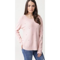 Różowy Sweter Webster. Różowe swetry damskie Born2be, xl, z aplikacjami, z dzianiny, eleganckie, bez rękawów, bez kaptura. Za 99,99 zł.