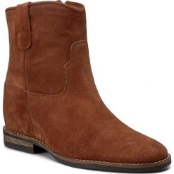 Botki CARINII - B4125 J50-000-PSK-B89. Brązowe buty zimowe damskie Carinii, z materiału, na obcasie. W wyprzedaży za 209,00 zł.
