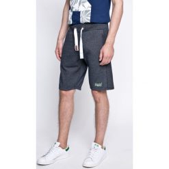 Superdry - Szorty. Szare spodenki sportowe męskie Superdry, z bawełny, sportowe. W wyprzedaży za 139,90 zł.