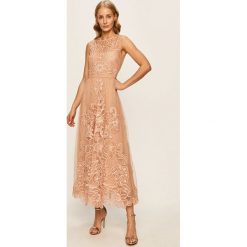 Red Valentino - Sukienka. Czerwone sukienki damskie Red Valentino, z haftami, z poliesteru, eleganckie, z okrągłym kołnierzem, bez rękawów, midi, rozkloszowane. Za 4729,00 zł.