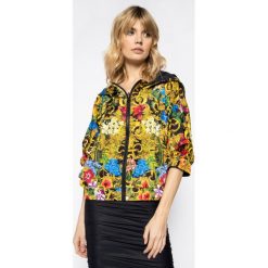 Kurtka przejściowa Versace Jeans Couture C9HVA947. Kurtki damskie Versace Jeans Couture, bez wzorów, z jeansu, bez kaptura. W wyprzedaży za 1289,00 zł.