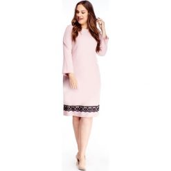 Sukienka z koronkową wstawką różowy. Różowe sukienki damskie N/A, plus size, bez wzorów, z elastanu, bez kołnierzyka, plus size, bez rękawów. Za 87,53 zł.