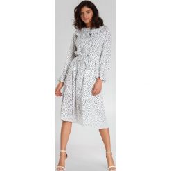Biała Sukienka Cloe. Białe sukienki damskie Renee, na imprezę, s, w paski, z tkaniny, z falbankami, z długim rękawem, długie, midi, trapezowe. Za 149,99 zł.