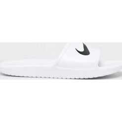 Nike Sportswear - Klapki. Białe klapki damskie Nike Sportswear, bez wzorów, z materiału, bez obcasa, na płaskiej podeszwie. Za 89,90 zł.