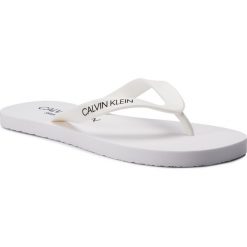 Japonki CALVIN KLEIN - Ff Sandals KM0KM00341 100. Białe klapki męskie Calvin Klein, z tworzywa sztucznego, bez zapięcia. W wyprzedaży za 109,00 zł.