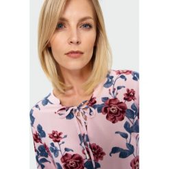 Różowa bluzka w kwiaty. Różowe bluzki damskie Greenpoint, w kwiaty, z wiskozy. Za 39,99 zł.
