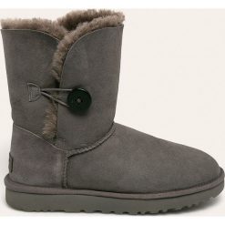 UGG - Śniegowce skórzane Bailey Button II. Żółte śniegowce damskie Ugg, z wełny, bez zapięcia. Za 939,90 zł.