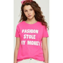 T-shirty damskie: Bawełniany t-shirt z nadrukiem – Różowy