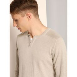 SWETER DŁUGI RĘKAW MĘSKI Z GUZIKIEM. Szare golfy męskie marki Top Secret, na zimę, m, klasyczne, z klasycznym kołnierzykiem. W wyprzedaży za 49,99 zł.
