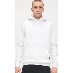 Bluza basic z kapturem - Biały. Białe bluzy damskie Cropp, s, bez wzorów, z kapturem, bez rękawów, z kapturem. Za 79,99 zł.