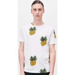 T-shirt z mikroprintem - Kremowy. Białe t-shirty męskie Reserved, s, bez wzorów, bez kołnierzyka. Za 29,99 zł.