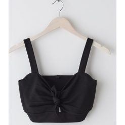 Crop top na ramiączkach - Czarny. Czarne topy damskie Sinsay, s, bez wzorów, bez kołnierzyka. Za 29,99 zł.
