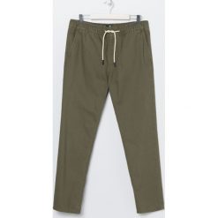 Klasyczne joggery - Khaki. Brązowe spodnie męskie Sinsay, bez wzorów, klasyczne. Za 79,99 zł.