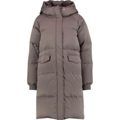 Minimum KIRA Płaszcz puchowy taupe. Brązowe płaszcze damskie marki Minimum, z poliesteru. W wyprzedaży za 576,95 zł.