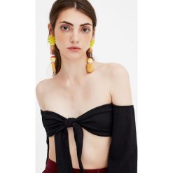 Krótki top z węzłem z przodu i rozszerzanym rękawem. Czarne koszulki damskie marki Pull&Bear, bez wzorów, bez kołnierzyka, z krótkim rękawem. Za 41,90 zł.