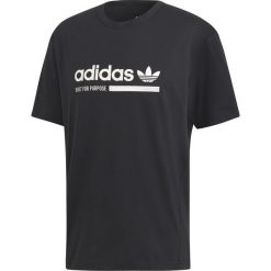 Adidas Originals Kaval Koszulka Czarny. Czarne podkoszulki męskie adidas Originals, xl, z nadrukiem, z bawełny, bez kołnierzyka, z krótkim rękawem, krótkie. Za 116,95 zł.