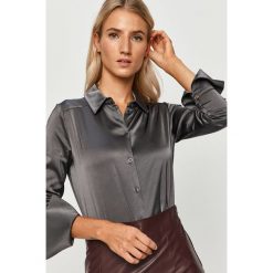 Patrizia Pepe - Koszula. Białe bluzki damskie Patrizia Pepe, na co dzień, bez wzorów, z elastanu, eleganckie, z klasycznym kołnierzykiem, z długim rękawem. W wyprzedaży za 589,90 zł.