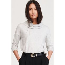 Sweter z luźnym golfem - Jasny szary. Szare swetry damskie Reserved, s, bez wzorów, bez rękawów, bez kaptura. W wyprzedaży za 99,99 zł.