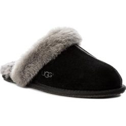 Kapcie UGG - W Scuffette II 5661 W/Bkgy. Szare klapki damskie Ugg, ze skóry. Za 429,00 zł.