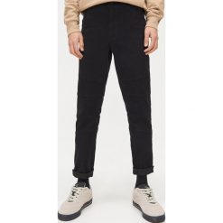 Spodnie slim - Czarny. Czarne spodnie męskie Cropp, m. Za 119,99 zł.
