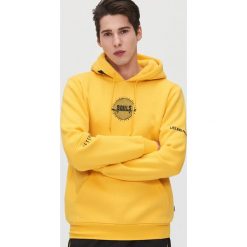 Bluza After Dark z nadrukiem na plecach - Żółty. Żółte bluzy męskie Cropp, s, z nadrukiem, z dekoltem na plecach, bez rękawów, bez kaptura. Za 109,99 zł.