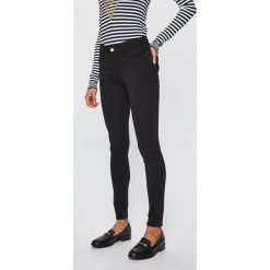 Guess Jeans - Spodnie. Czarne spodnie damskie Guess Jeans, s, z aplikacjami, z bawełny. W wyprzedaży za 279,90 zł.