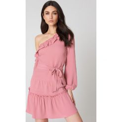 Sukienki: NA-KD Boho Sukienka z odkrytymi ramionami – Pink