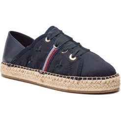 Espadryle TOMMY HILFIGER - Flat Espadrille Corporate Ribbon FW0FW03801 Midnight 403. Niebieskie espadryle damskie TOMMY HILFIGER, bez wzorów, ze skóry ekologicznej, bez obcasa, na płaskiej podeszwie. W wyprzedaży za 249,00 zł.