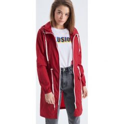 Lekka parka z kapturem - Czerwony. Czerwone parki damskie Cropp, s, bez wzorów, z kapturem. Za 119,99 zł.
