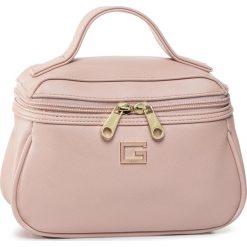 Kosmetyczka GUESS - Nohea Accesspries PWNOHE P0361 RWO. Różowe kosmetyczki męskie Guess, z aplikacjami, ze skóry ekologicznej. Za 259,00 zł.