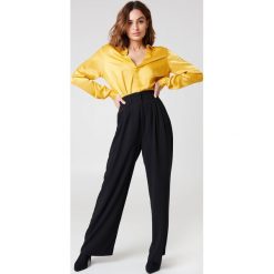 NA-KD Classic Rozszerzane spodnie - Black. Czarne spodnie damskie NA-KD Classic, bez wzorów, z poliesteru, z podwyższonym stanem. Za 161,95 zł.